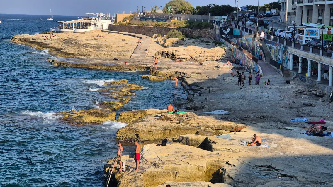 Westin Rock beach lido Malta – spiaggia rocciosa privata con lettini a St Julian's