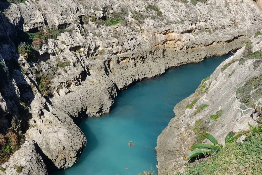 vista canyon turchese profondo Wied il-Ghasri scogliere calcaree Gozo