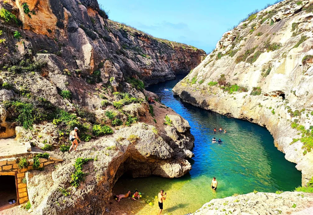 Wied il-Ghasri gorge calcare stretto piscina naturale smeraldo nuoto Gozo