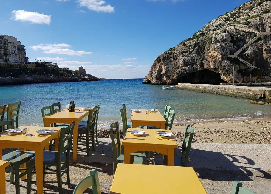 ristorante mare tavoli gialli Xlendi Bay Gozo vista grotta marina