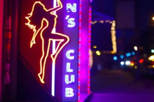 Enseigne au néon d'une danseuse devant un club de strip-tease dans le quartier rouge de Malte