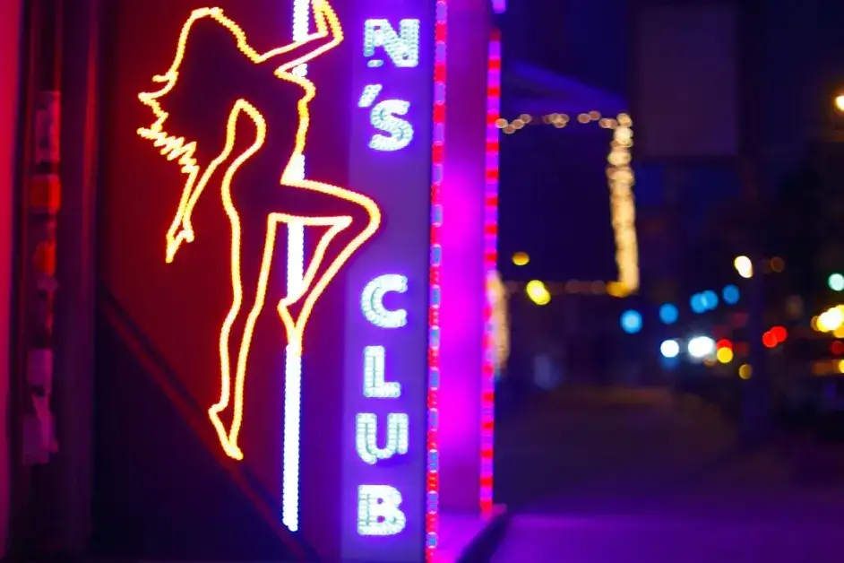 Insegna al neon di una ballerina fuori da uno strip club nel quartiere a luci rosse di Malta