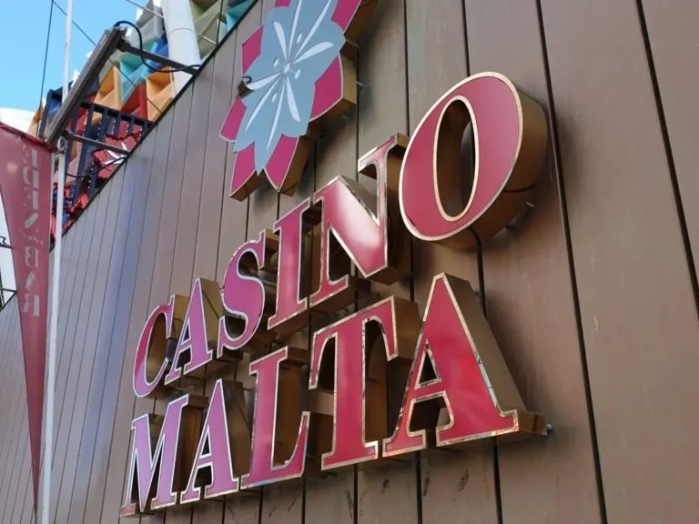 Insegna esterna del Casino Malta con scritte rosa e oro